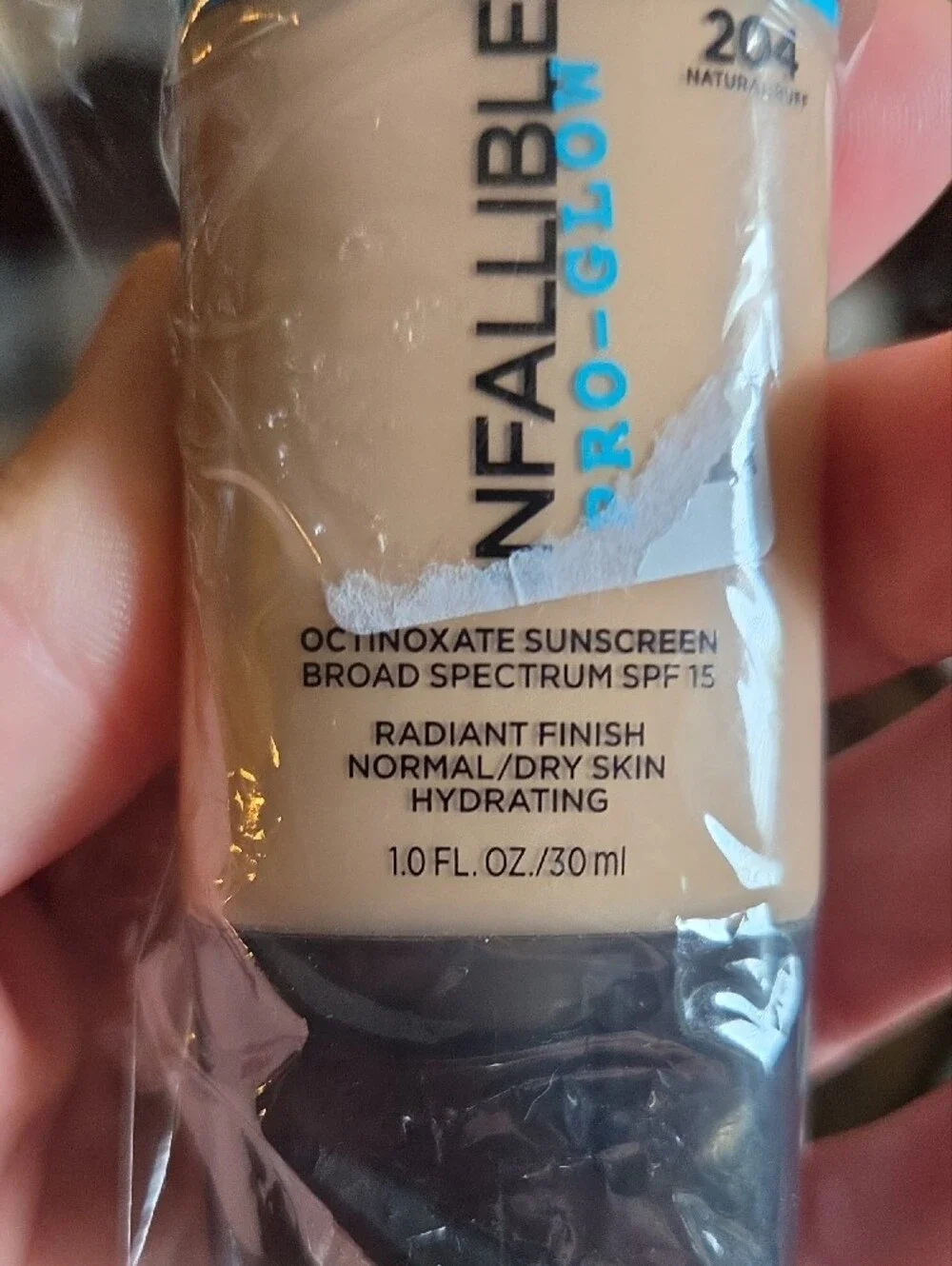 L'Oréal Infallible Pro-Glow Foundation - Natural Buff (Beige)